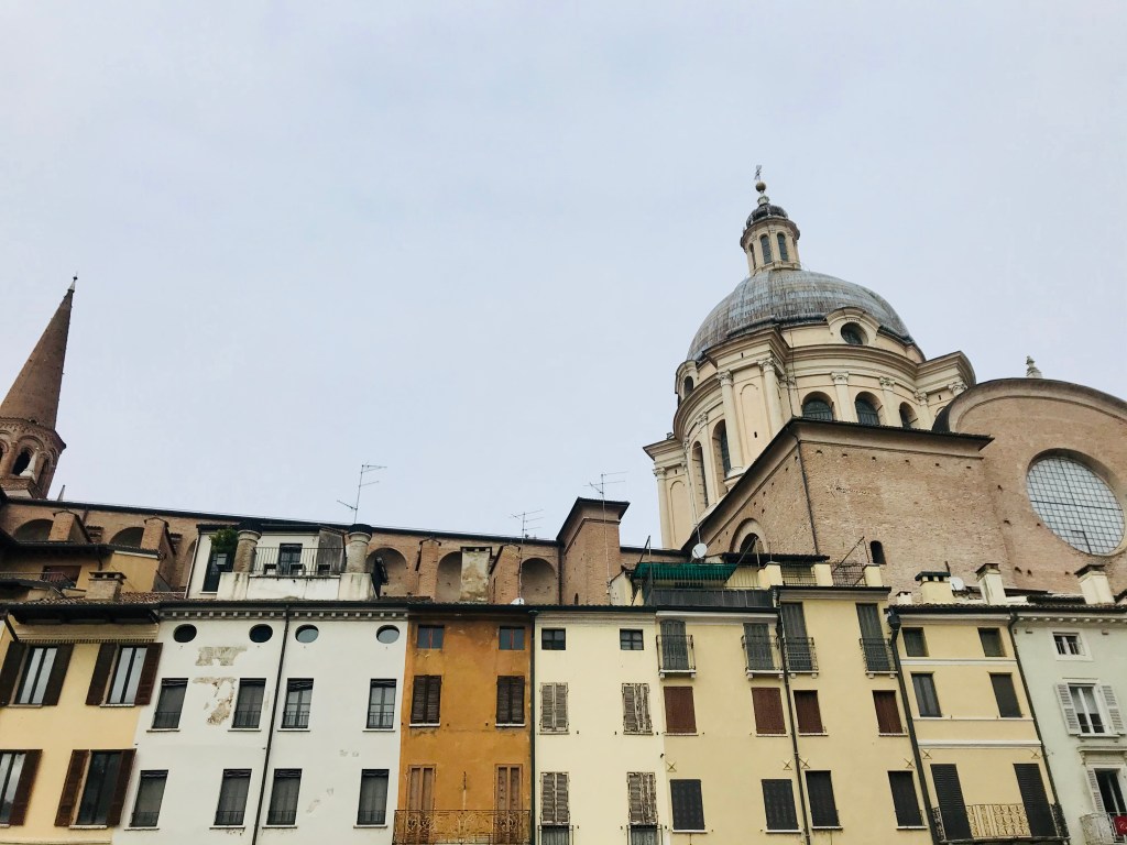 Dettaglio di Piazza delle Erbe, dove si possono trovare tanti ristoranti - Mantova, Lombardia, Italia