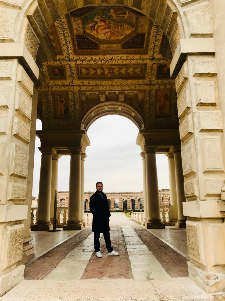 Foto di rito sotto la Loggia di Davide a Palazzo Te - Mantova, Lombardia, Italia