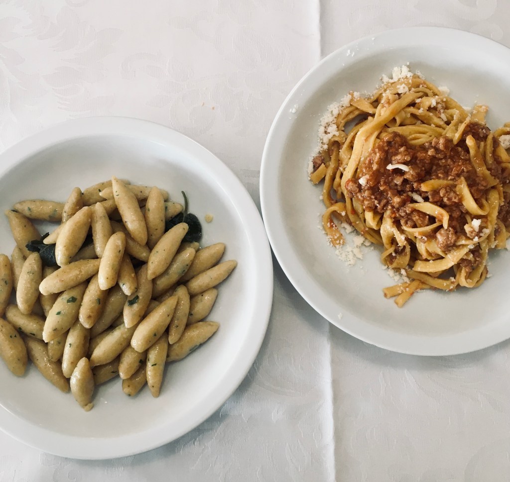 Tagliatelle al ragù di anatra e capunsei mantovani al burro e salvia da Agriturismo Bortolino - Volta Mantovana, Lombardia, Italia