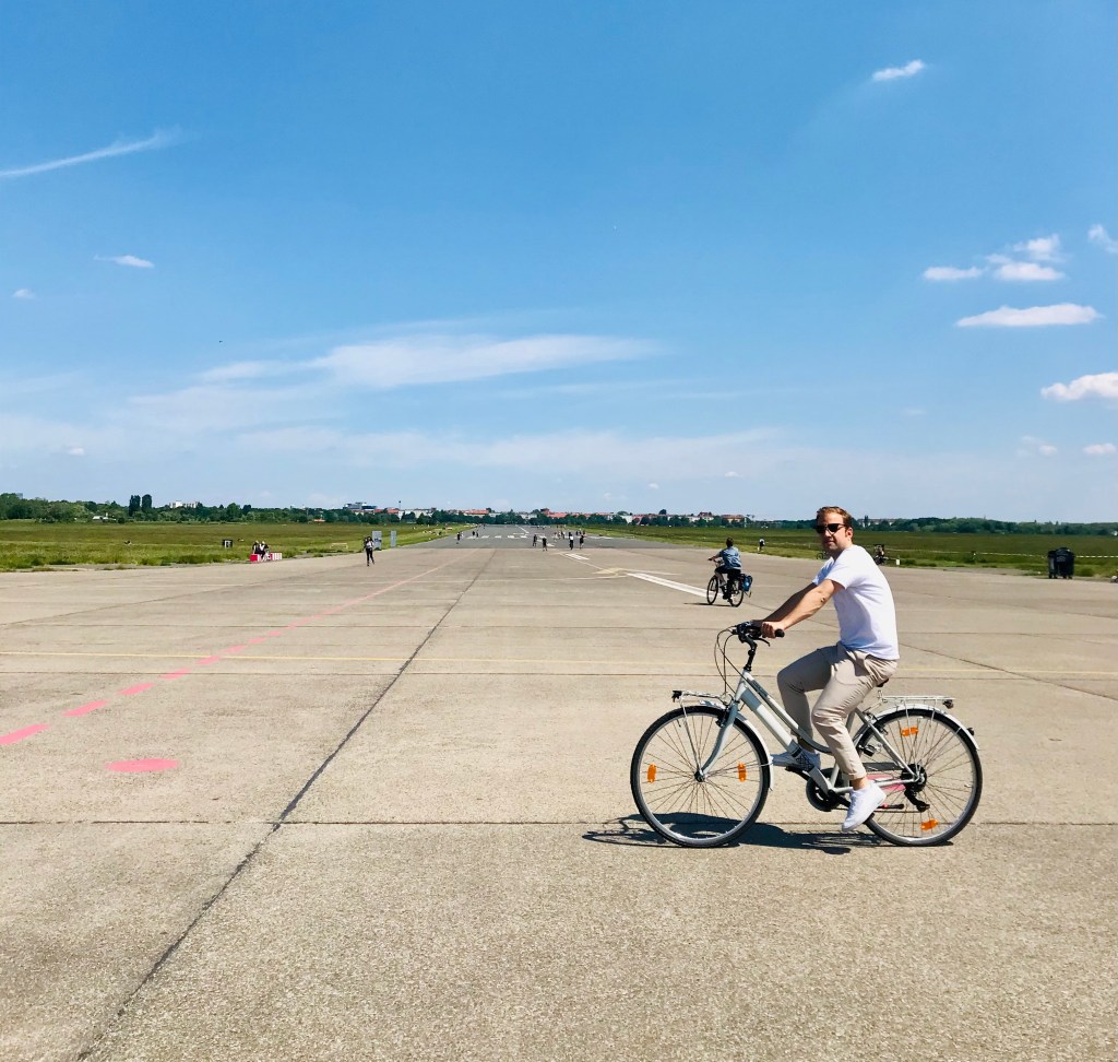 A Tempelhof è bellissimo girare in bici - Tempelhofer Feld, Berlino, Germania