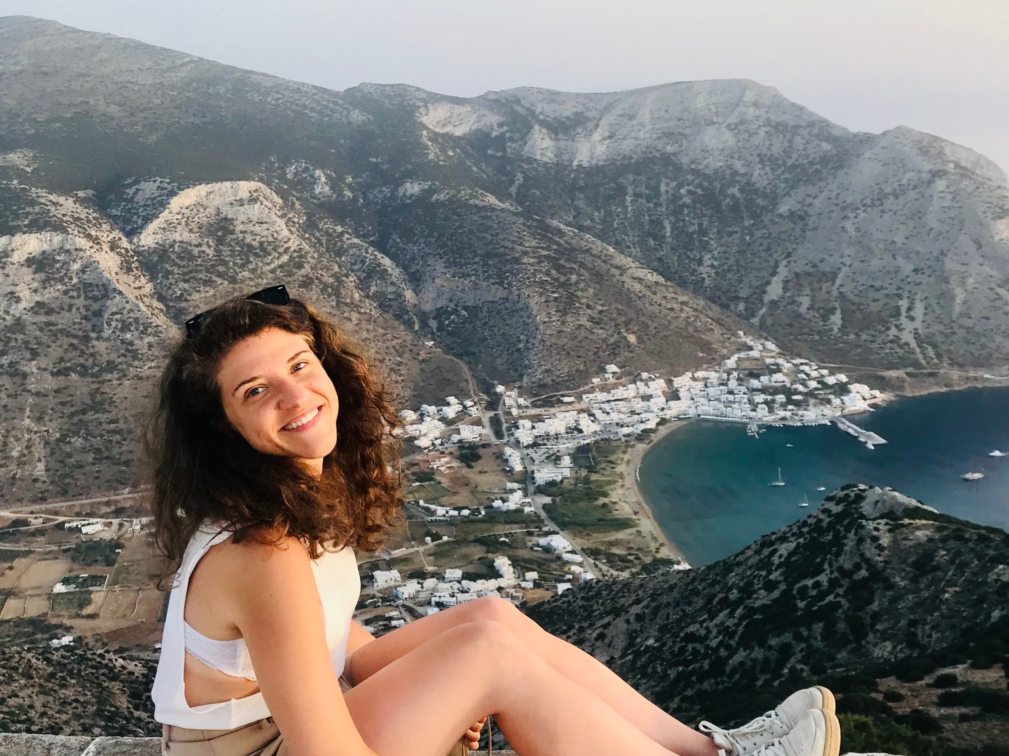Donna alla terrazza del Monastero Agios Symeon - Sifnos, Isole Cicladi, Grecia