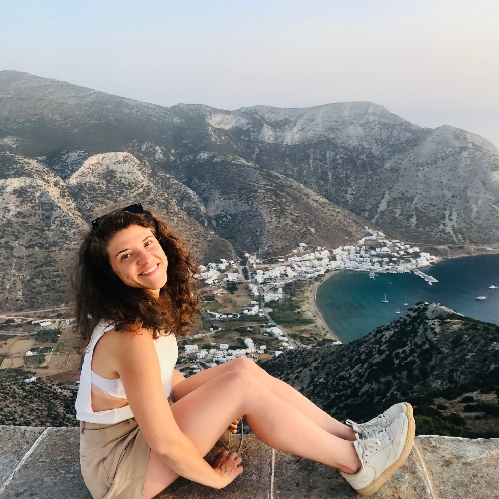 Donna alla terrazza del Monastero Agios Symeon - Sifnos, Isole Cicladi, Grecia