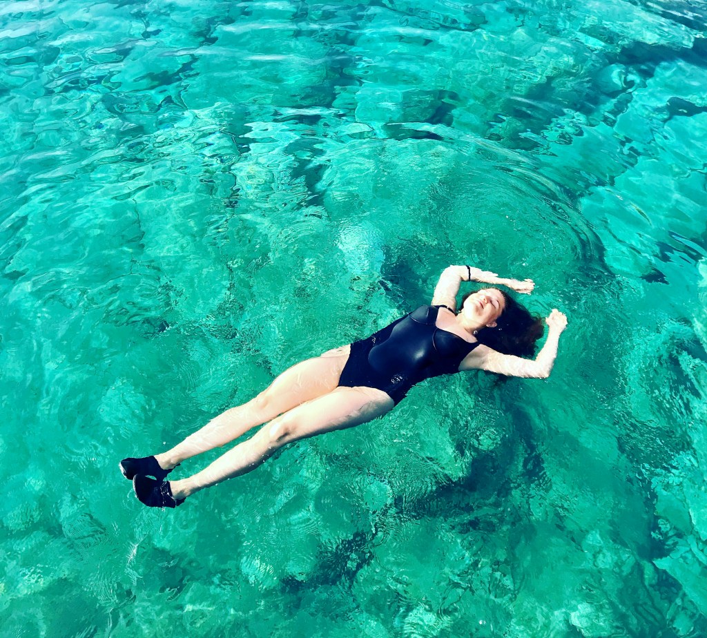 La vita che voglio, immersa nell'acqua turchese e trasparente del mare di Sifnos - Isola di Sifnos, Cicladi, Grecia