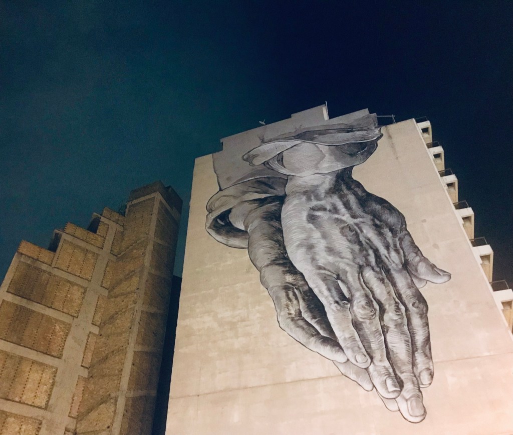 Praying Hands Mural di Μanolis Anastasakos and Pavlos Tsakonas - Atene, Grecia