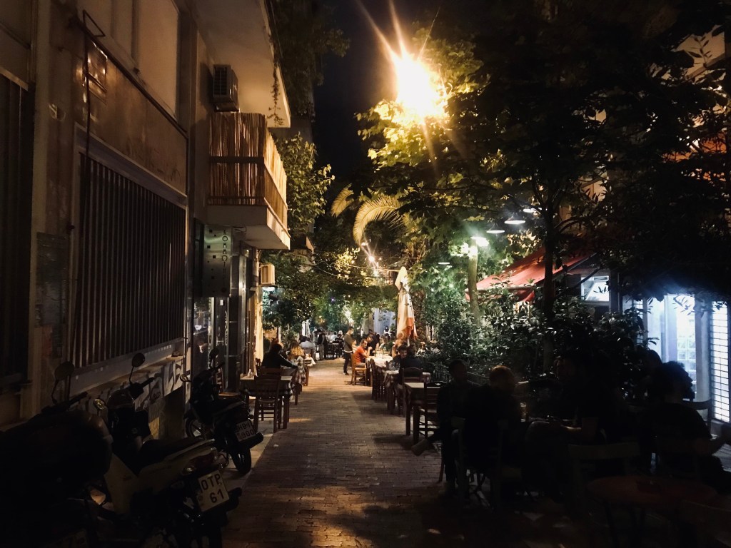 Ateniesi ai tavolini degli innumerevoli bar di Exarchia - Atene, Grecia