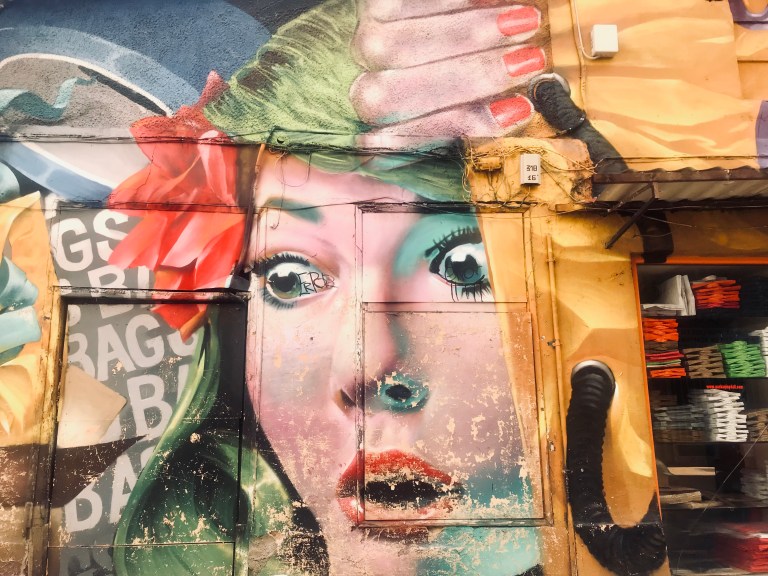 Murales con donna a bocca aperta - Atene, Grecia