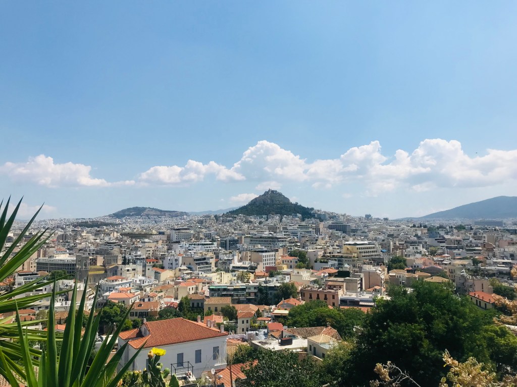 Splendida vista sulla città, e in particolare sulla collina del Licabetto, dal quartiere Anafiotika - Atene, Grecia