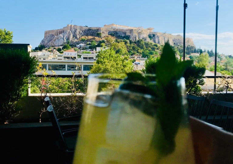 Drink con vista Partenone su una terrazza rooftop - Atene, Grecia