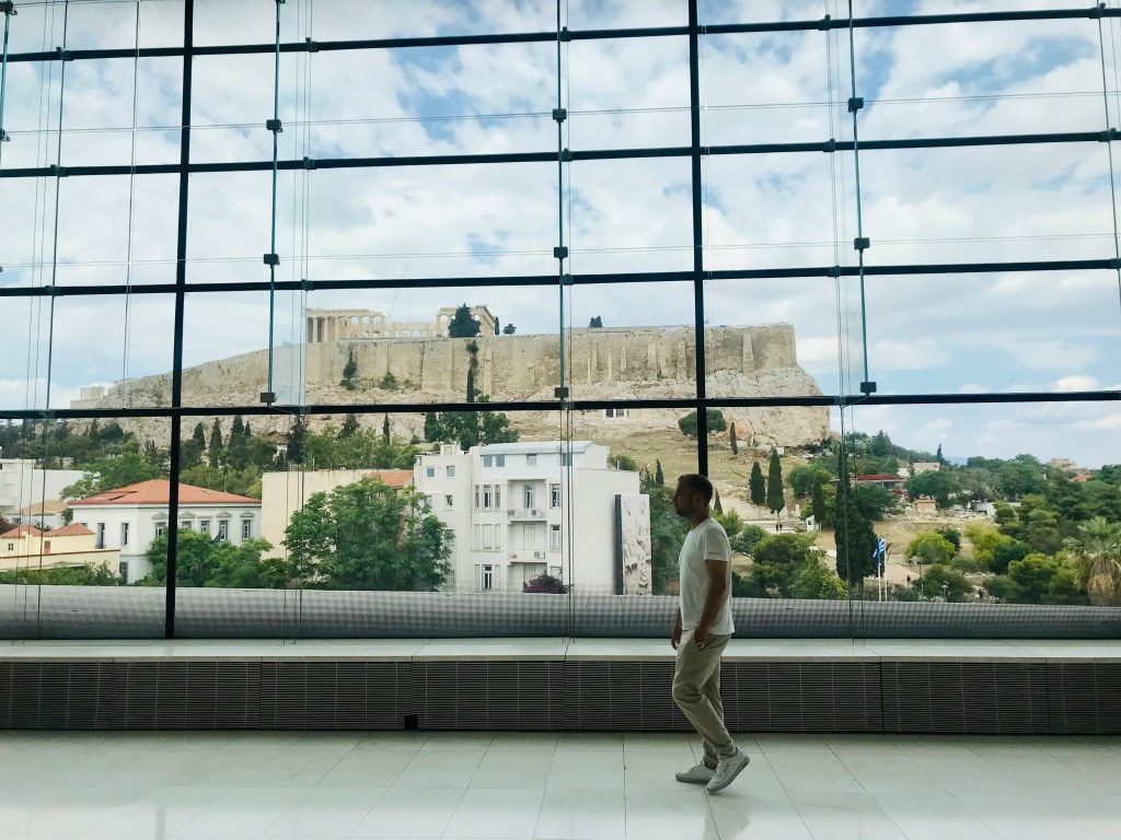 Al Museo dell'Acropoli si può ammirare l'Acropoli stessa grazie alle ampie vetrate - Atene, Grecia
