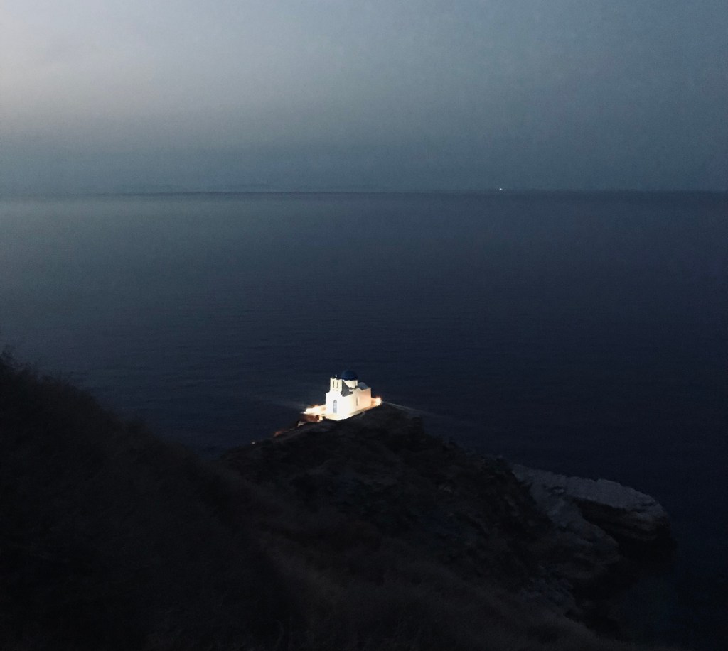 La Chiesa dei Sette Martiri illuminata, ancora più bella - Sifnos, Isole Cicladi, Grecia
