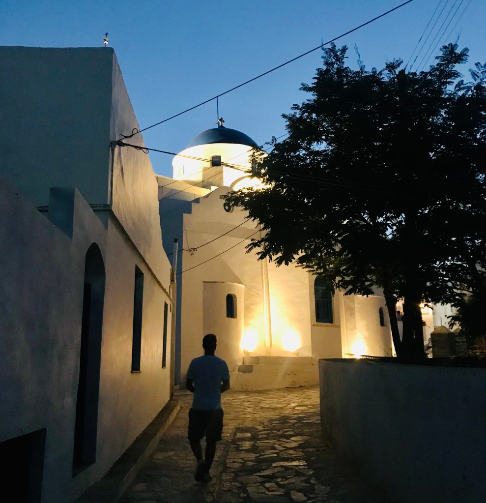 Passeggiata post tramonto per le vie di Artemonas - Sifnos, Isole Cicladi, Grecia