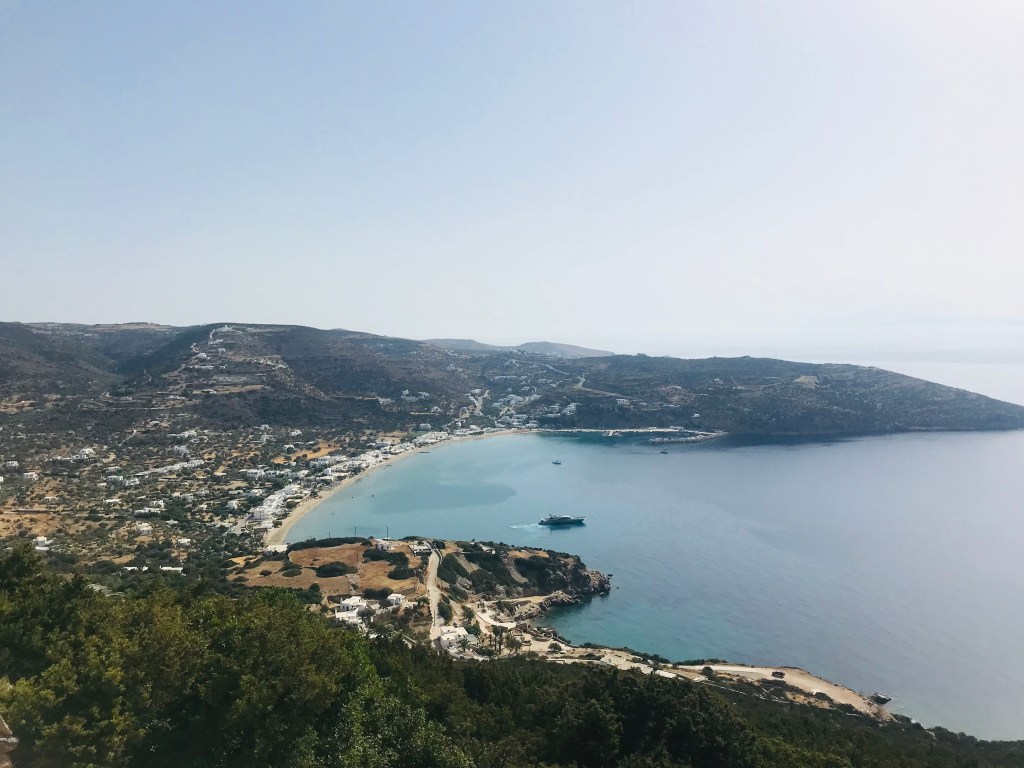 La spiaggia di Platis Gialos vista dall'alto - Sifnos, Isole Cicladi, Grecia