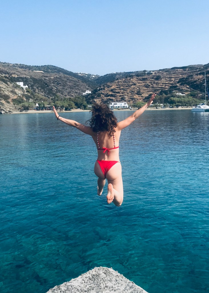 Dopo la visita al Monastero di Chrisopigi, ci si tuffa nelle acque sottostanti - Sifnos, Isole Cicladi, Grecia