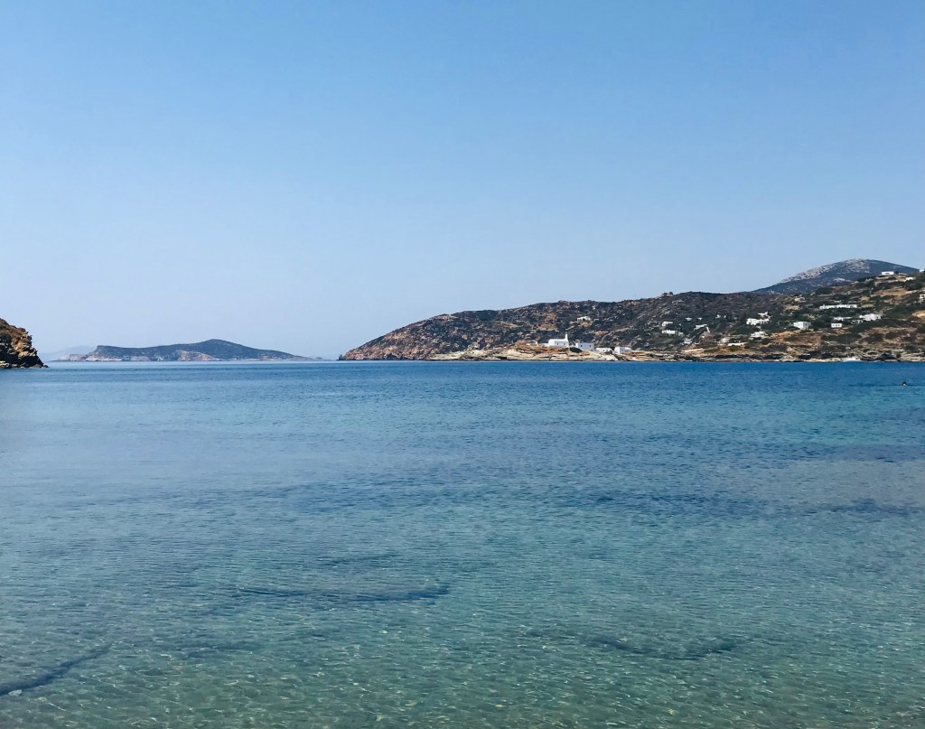 La spiaggia di Fassolou e, sullo sfondo, il Monastero di Chrisopigi - Sifnos, Isole Cicladi, Grecia