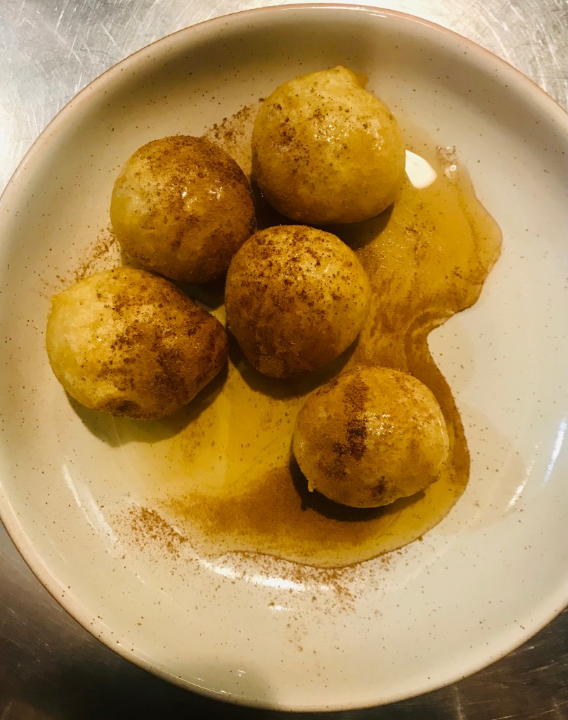 Locoumades, delizioso dessert greco - Sifnos, Isole Cicladi, Grecia