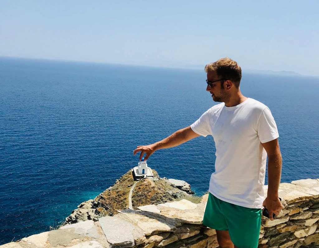 Johannes si diverte a riposizionare la Chiesa dei Sette Martiri - Sifnos, Isole Cicladi, Grecia