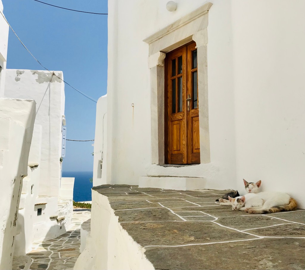 Scorci sul Mar Egeo dai vicoli bianchissimi - Sifnos, Isole Cicladi, Grecia