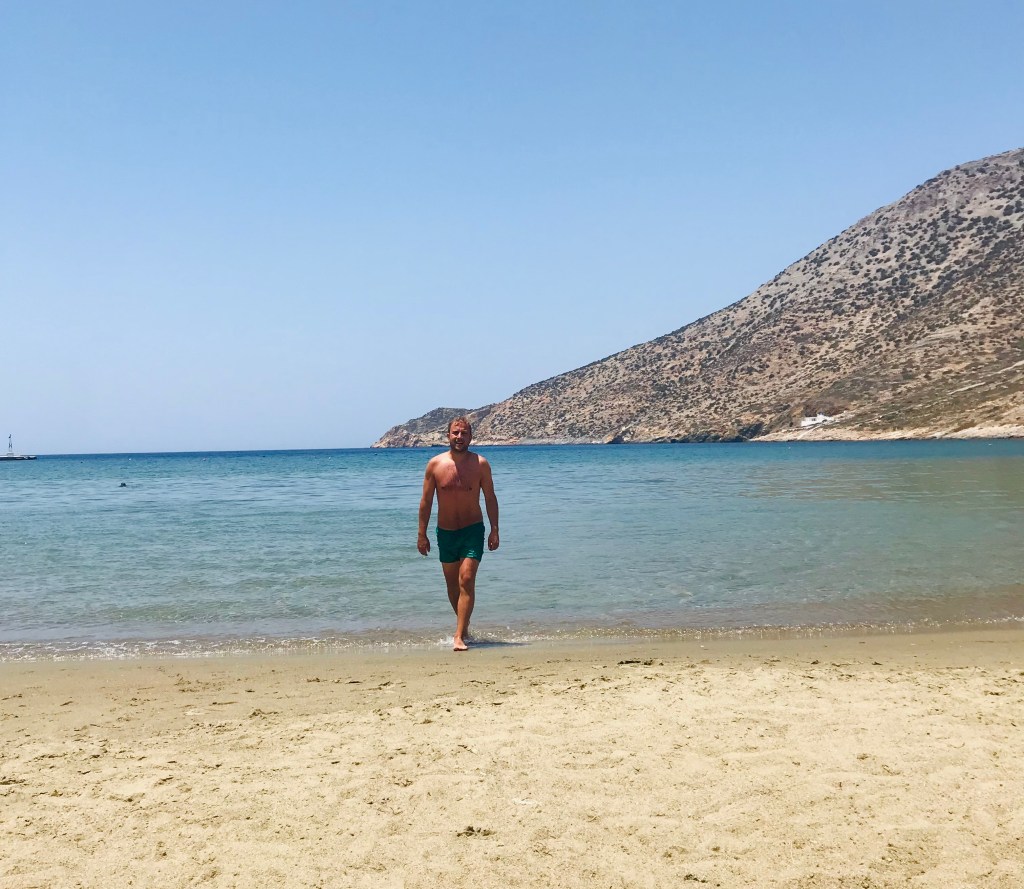 La spiaggia sabbiosa di Kamares - Sifnos, Isole Cicladi, Grecia