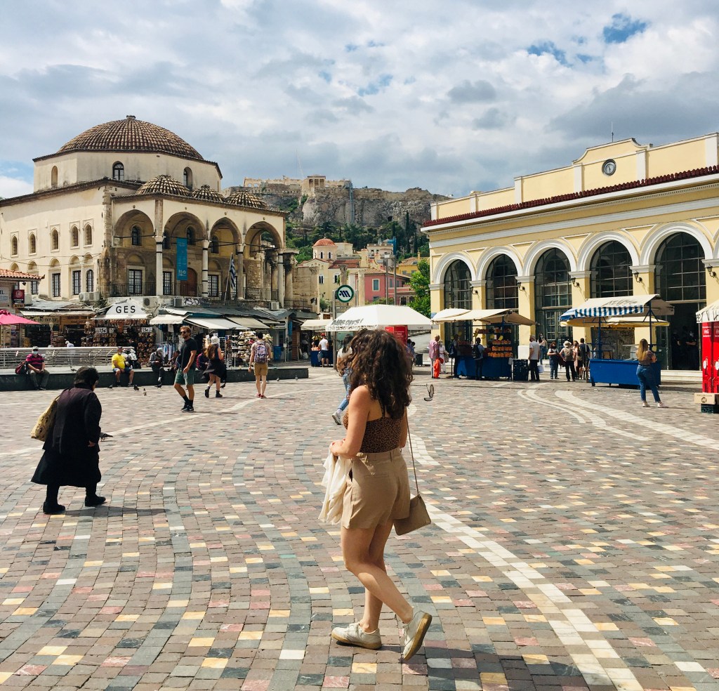 L'Acropoli si scorge in vari punti della città, come in Piazza Monastiraki - Atene, Grecia
