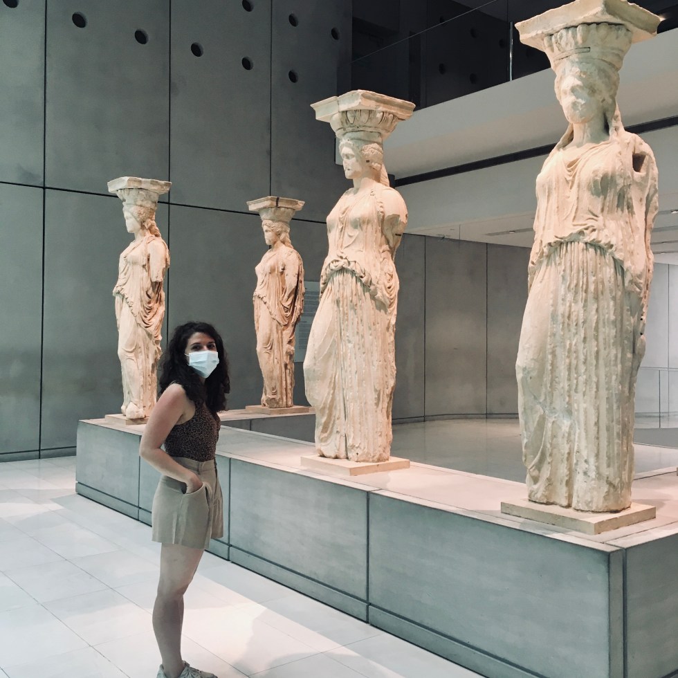 Donna con mascherina davanti alle Cariatidi al Museo dell'Acropoli - Atene, Grecia