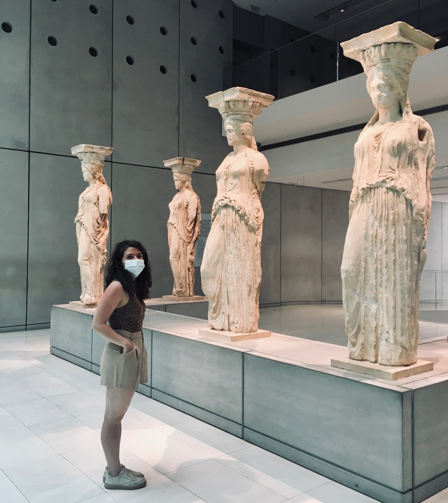 Ammaliata di fronte alle splendide Cariatidi - Museo dell'Acropoli, Atene, Grecia