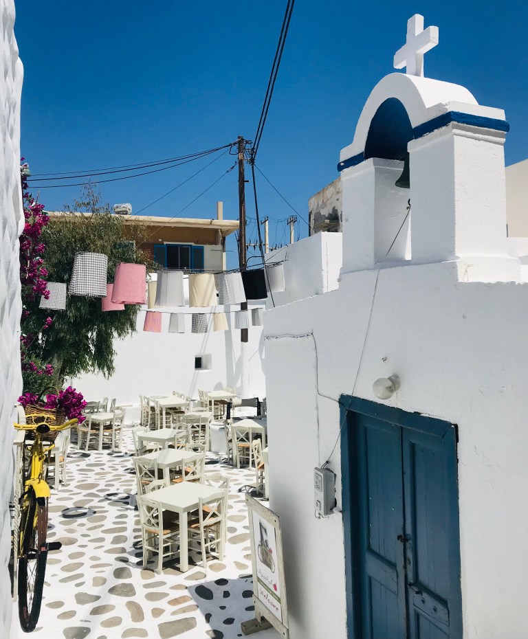 Un ristorantino colorato a Naxos Town - Naxos, Isole Cicladi, Grecia