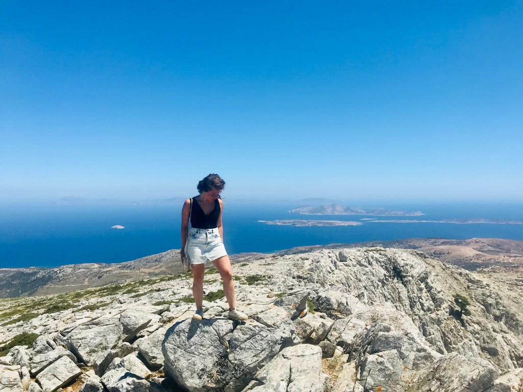 La vista su altre isole greche che si apre dalla sommità del Monte Zeus - Naxos, Isole Cicladi, Grecia