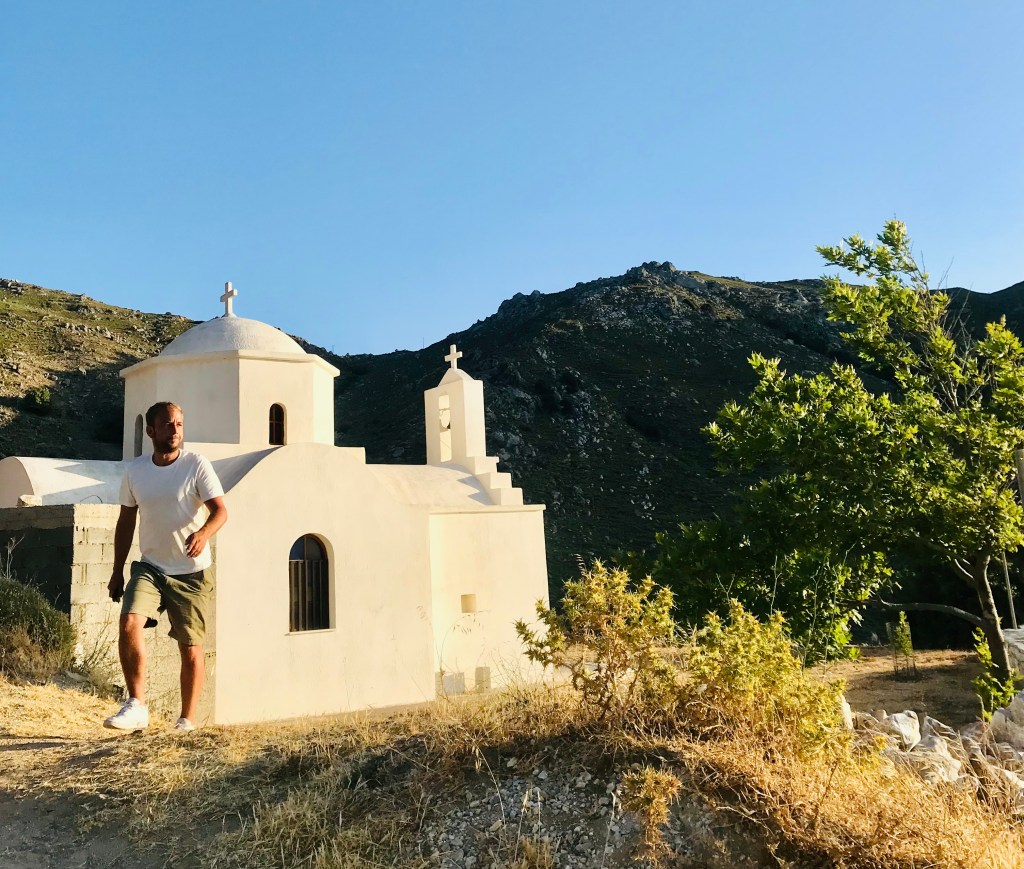 Nelle strade secondarie ci si può imbattere in solitarie chiesette - Naxos, Isole Cicladi, Grecia