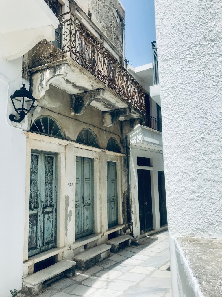 Decadenti e affascinanti facciate di Apeiranthos - Naxos, Isole Cicladi, Grecia