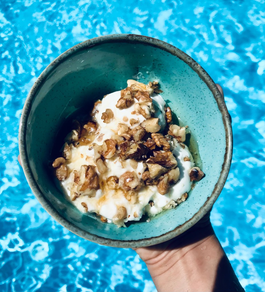 Yogurt greco con noci e miele a bordo piscina da Medusa Resorts & Suites - Naxos, Isole Cicladi, Grecia