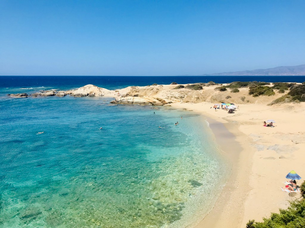 Calette appartate e dall'acqua cristallina si trovano proprio sotto all'albergo abbandonato - Naxos, Isole Cicladi, Grecia