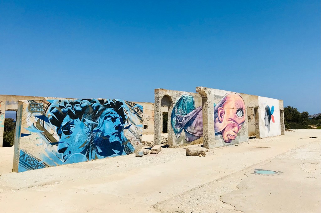 I graffiti di Wild Drawing ricoprono le mura di un hotel abbandonato - Naxos, Isole Cicladi, Grecia