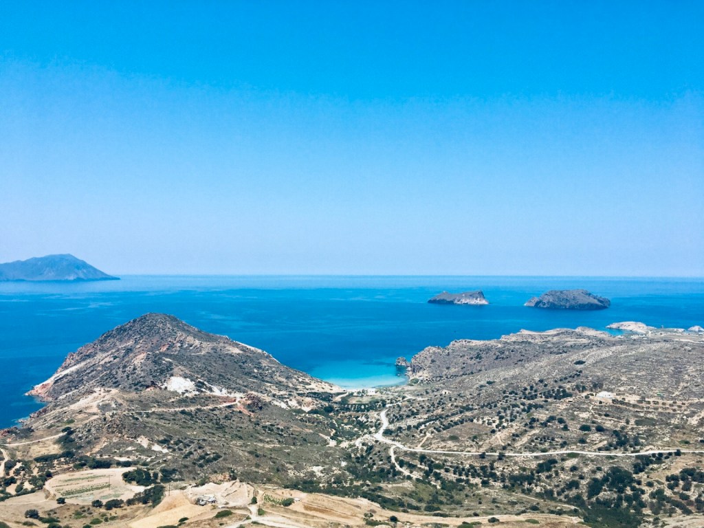 Da Kastro si possono ammirare vari punti di Milos, come la splendida spiaggia di Plathiena - Milos, Isole Cicladi, Grecia