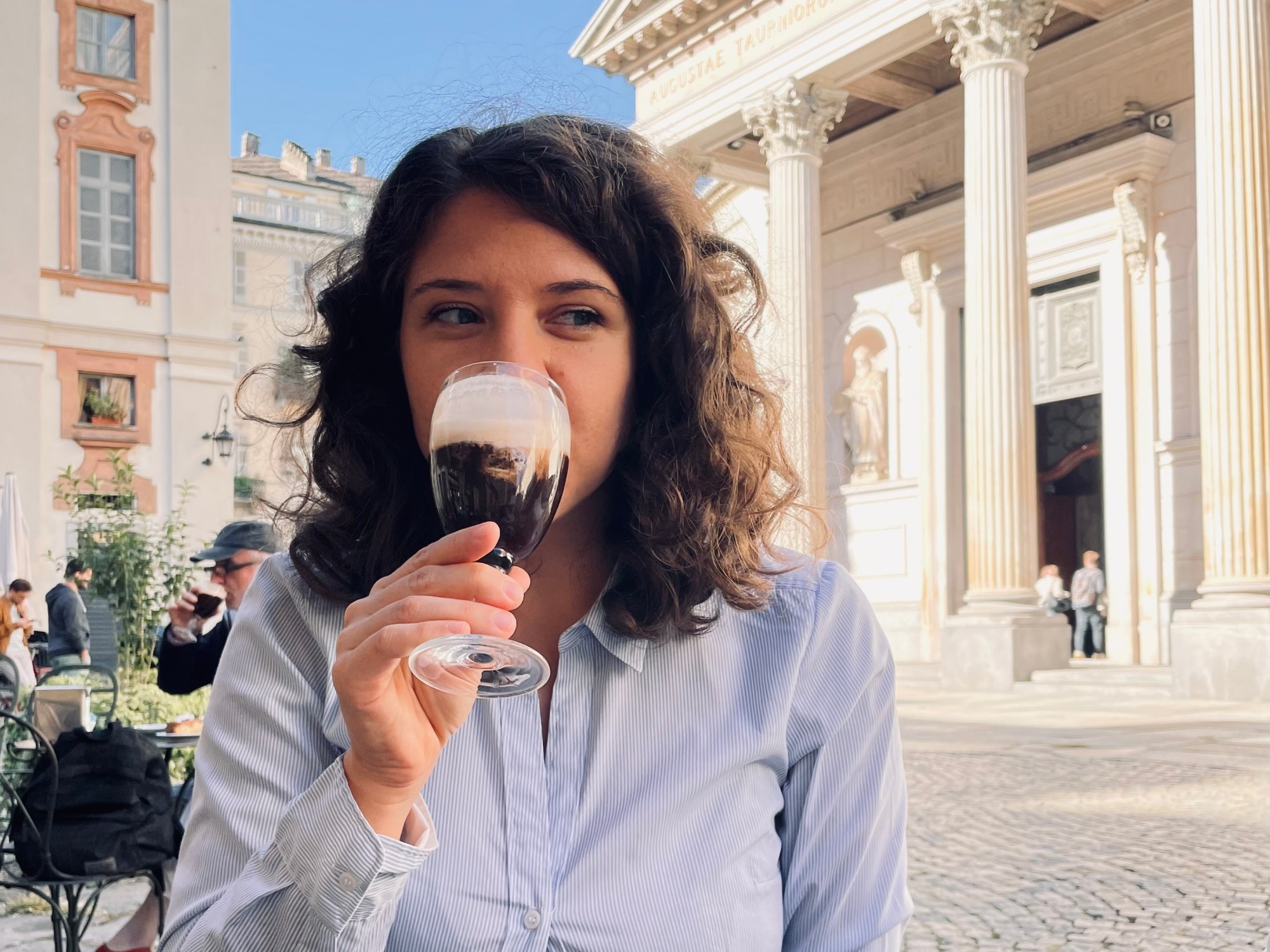 Donna beve un bicerin nella Piazza della Consolata - Torino, Piemonte, Italia