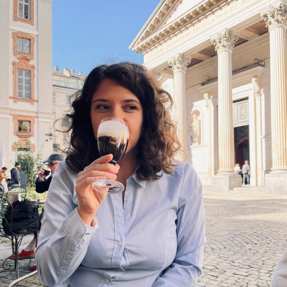 Donna beve un bicerin nella Piazza della Consolata - Torino, Piemonte, Italia