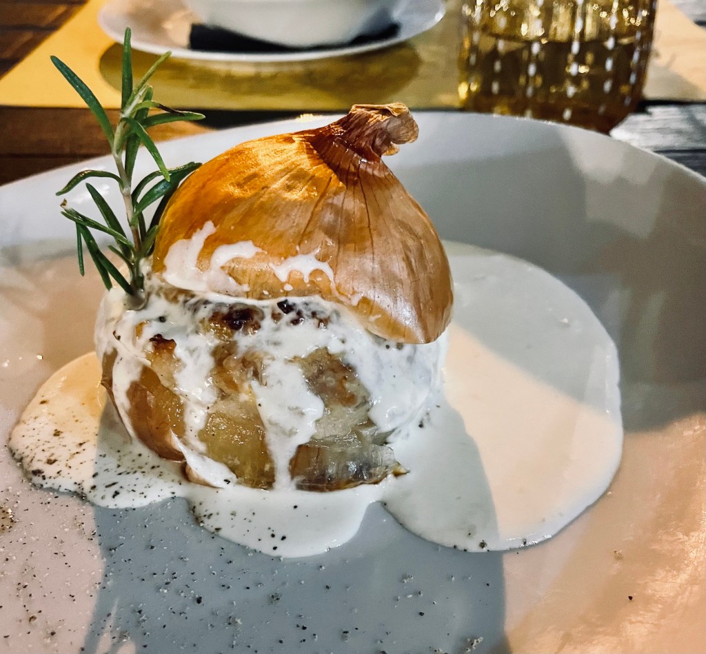 Cipolla ripiena di salsiccia e formaggio in un ristorante di Torino