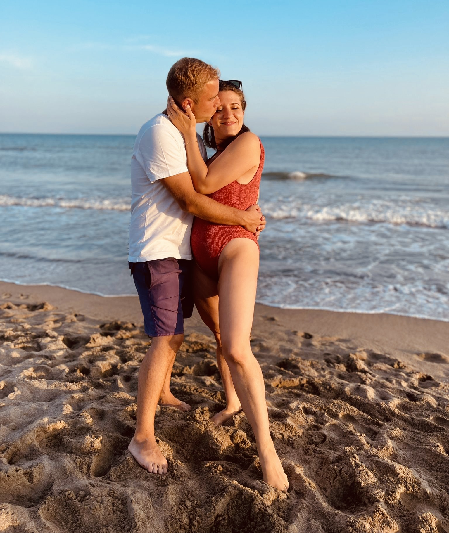 Uomo e donna si baciano sulla spiaggia di Castiglione della Pescaia - Toscana, Italia
