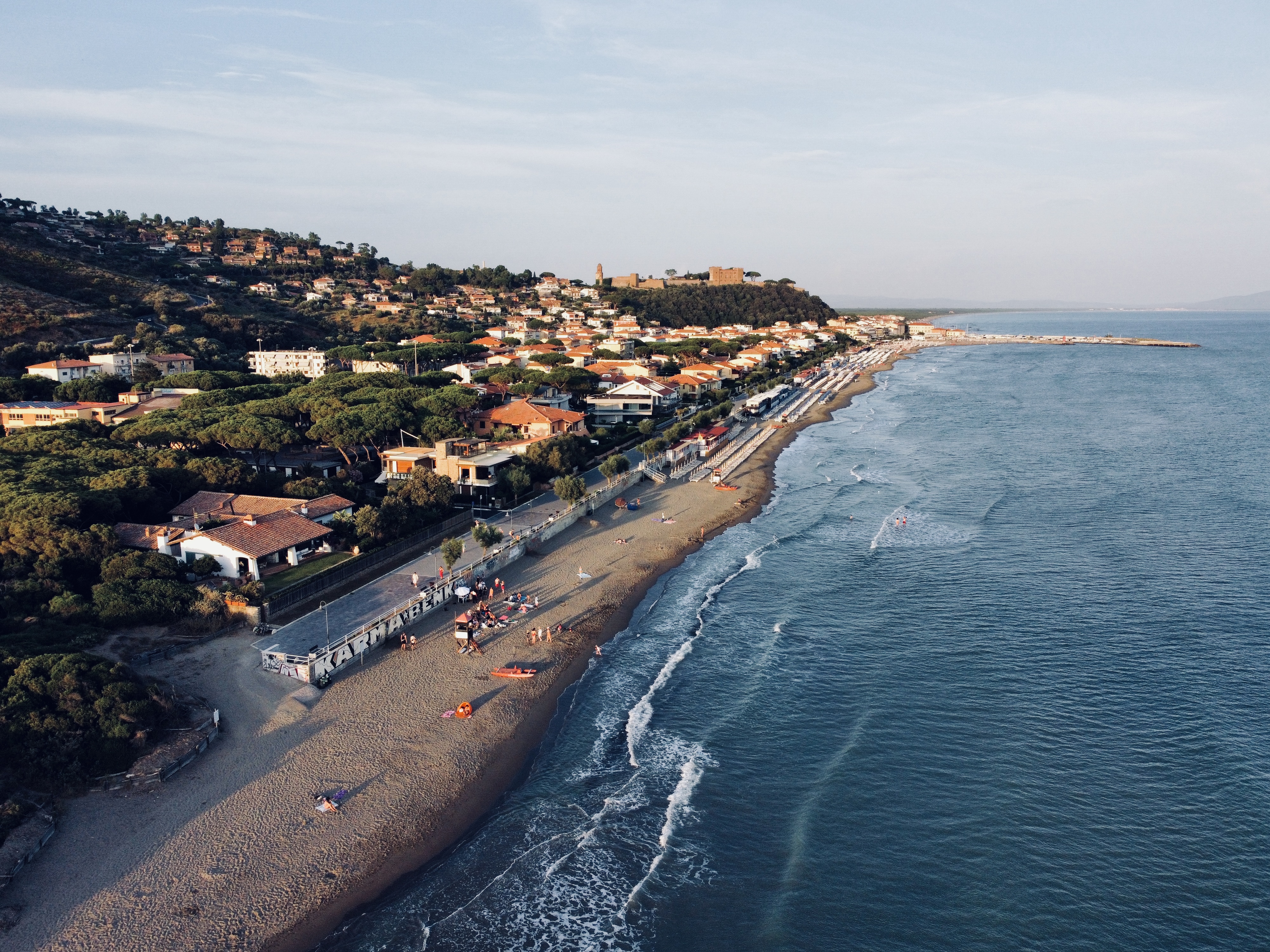 Foto con drone della spiaggia di Castiglione della Pescaia - Toscana, Italia