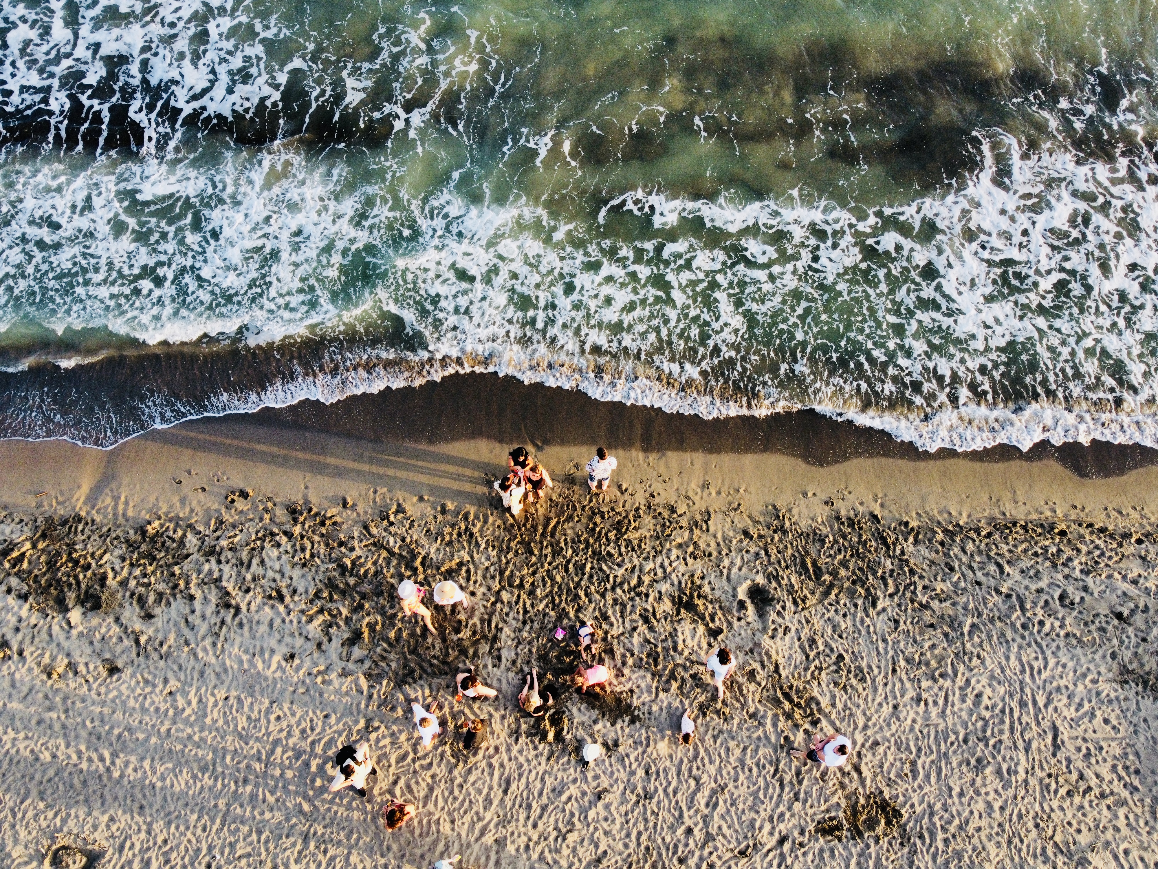 Persone sul bagnasciuga fotografate con un drone - Castiglione della Pescaia, Toscana, Italia