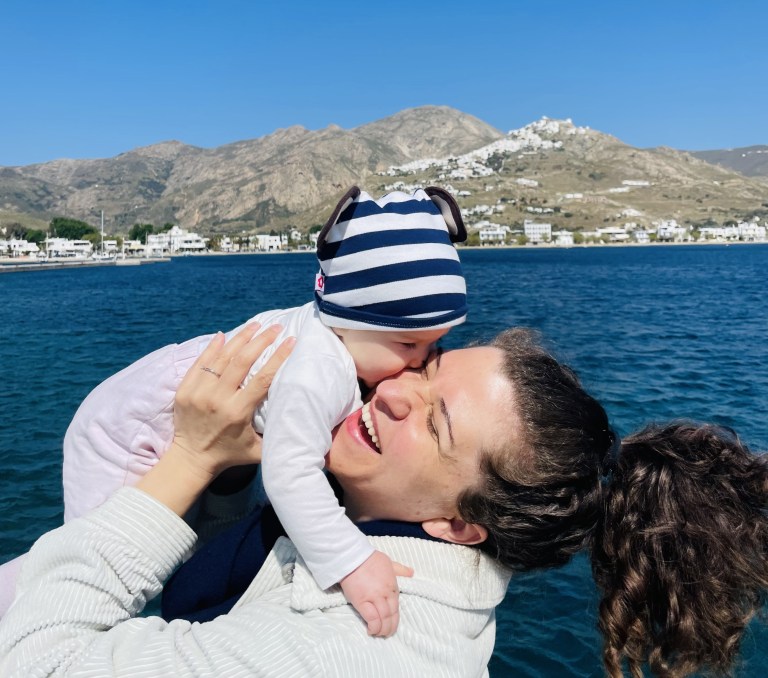 Mamma e figlia si abbracciano a Serifos - Isole Cicladi, Grecia