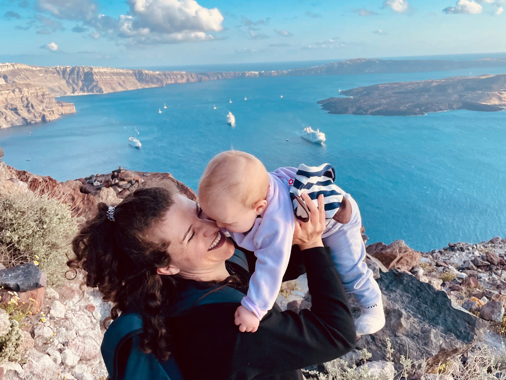 Mamma gioca con la figlia con vista sulla Caldera - Santorini, Isole Cicladi, Grecia