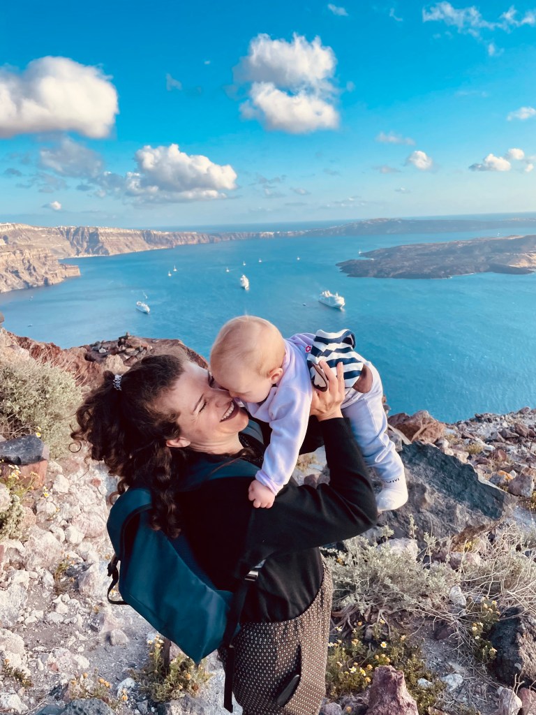 Mamma gioca con la figlia con vista sulla Caldera - Santorini, Isole Cicladi, Grecia