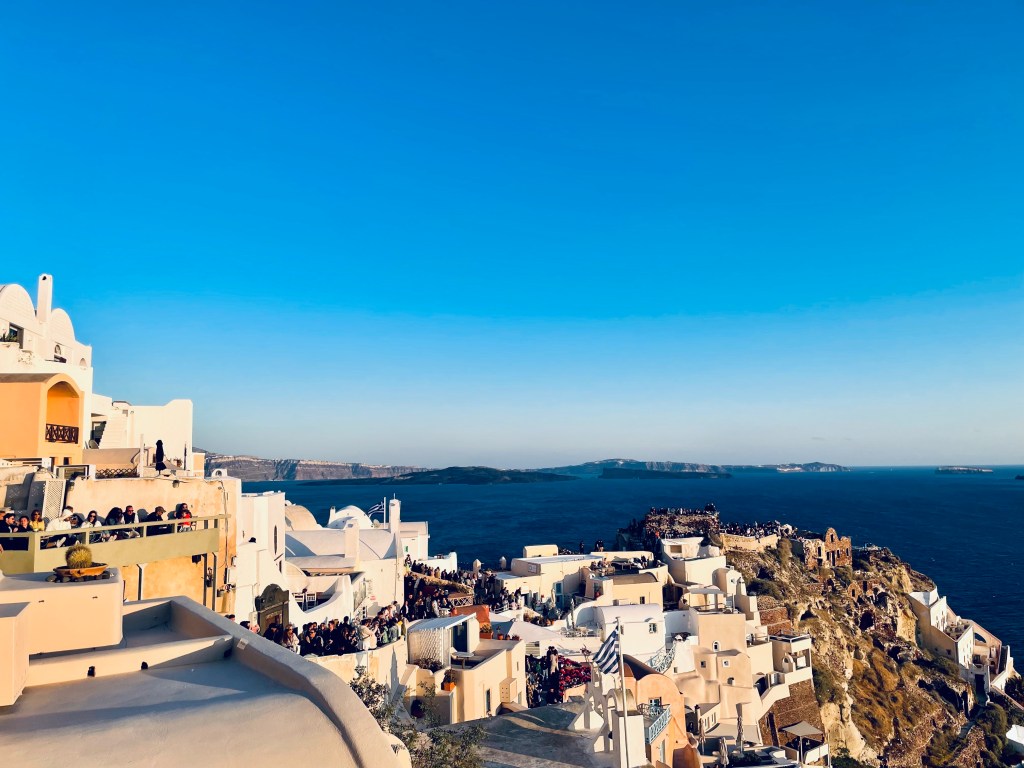 Fiumi di gente a Oia per guardare il tramonto - Santorini, Isole Cicladi, Grecia