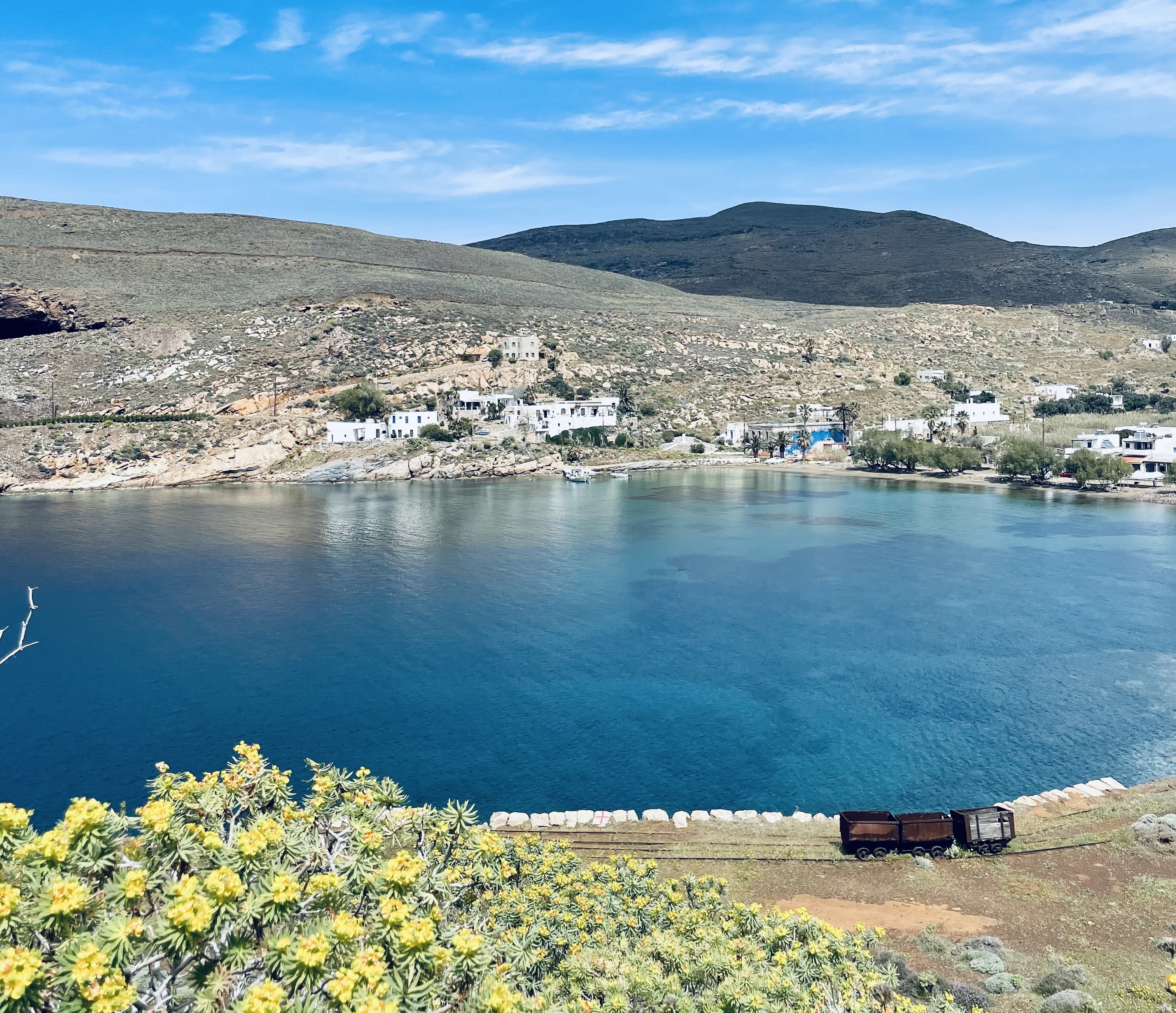 Megalo Livadi e i vagoni in cui venivano trasportati i metalli - Serifos, Isole Cicladi, Grecia