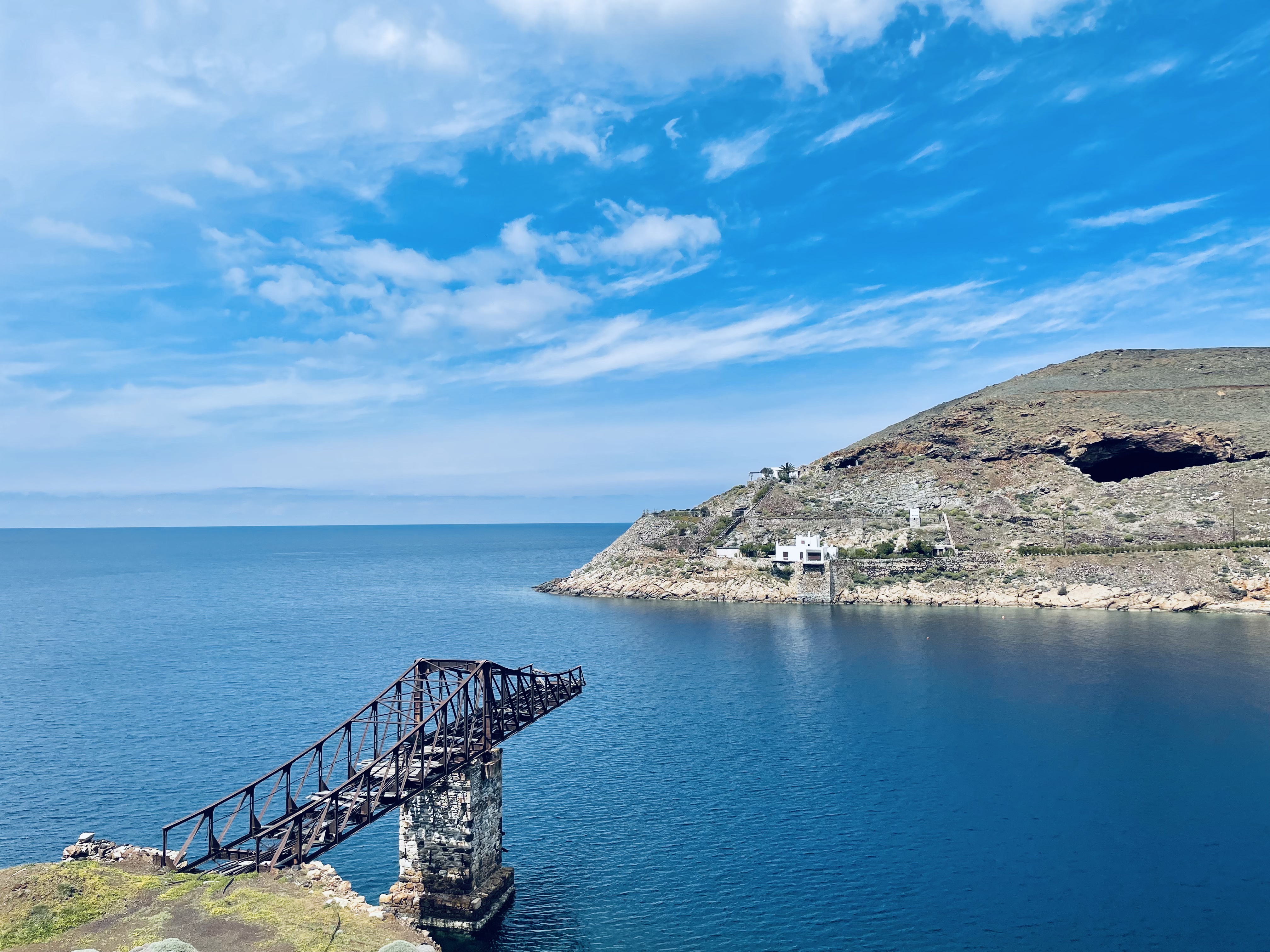 Veduta del ponte di carico di Mega Livadi - Serifos, Isole Cicladi, Grecia