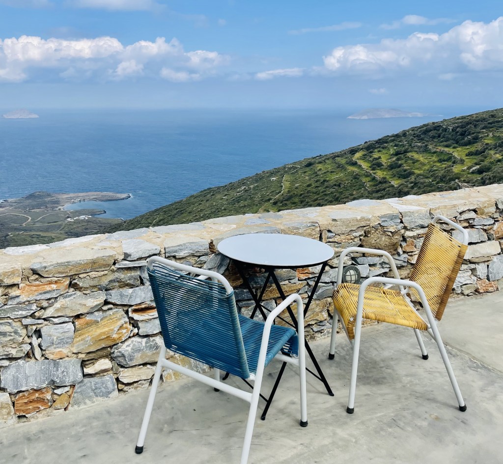 Degustazione di vini vista mare da Chrysoloras Winery - Serifos, Isole Cicladi, Grecia