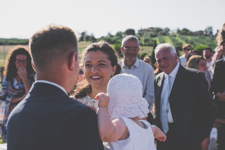 Sposa raggiunge lo sposo in un matrimonio nella campagna toscana - Vetulonia, Toscana, Italia