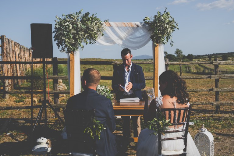 Allestimento cerimonia di un matrimonio nella campagna della Maremma Toscana - Vetulonia, Toscana, Italia