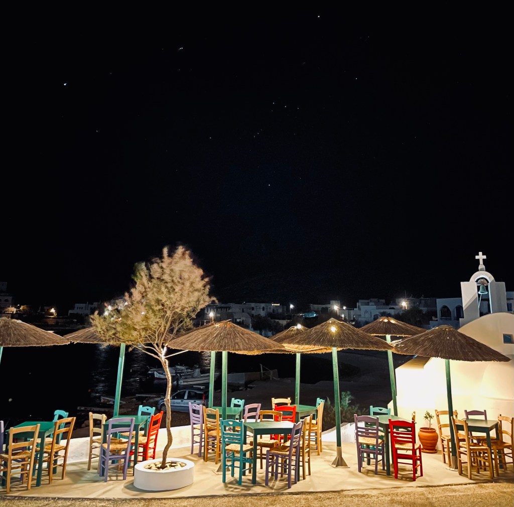 Cielo stellato e le sedie colorate del ristorantino Dal Capo - Folegandros, Isole Cicladi, Grecia