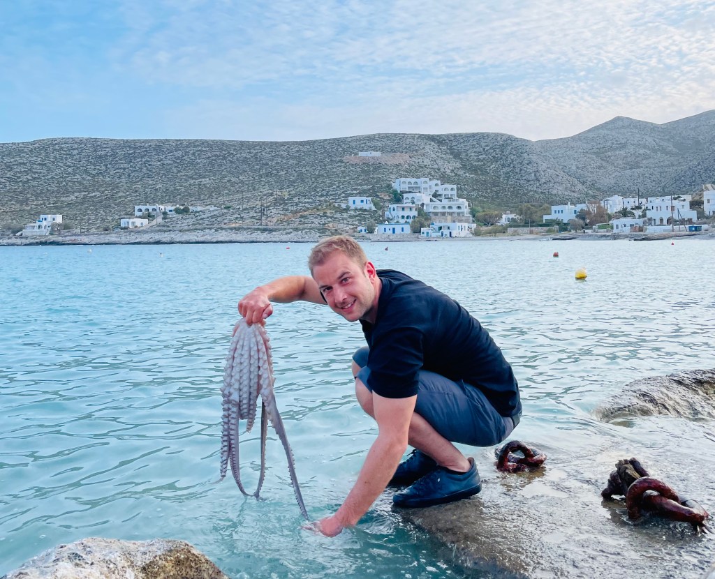 Solo a Folegandros: sbattere il polpo sugli scogli come vuole la tradizione - Folegandros, Isole Cicladi, Grecia